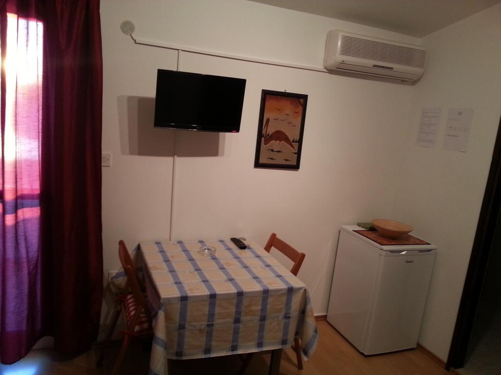 Studio Apartments Ivica Примоштен Номер фото
